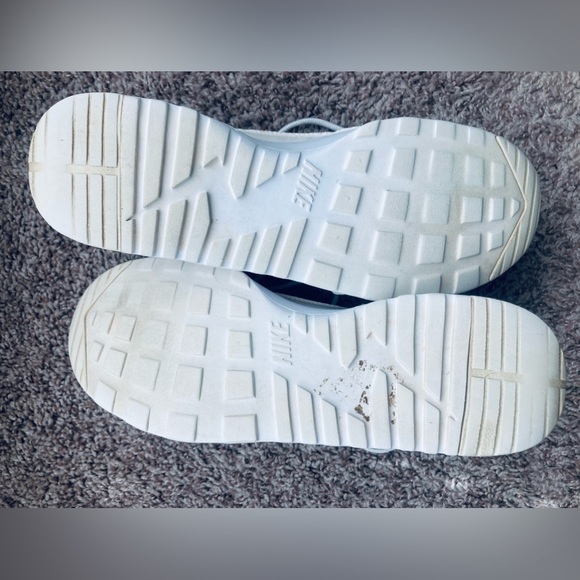 Women's Cream/White Nike Sneaker Size 6 - Picture 7 of 7